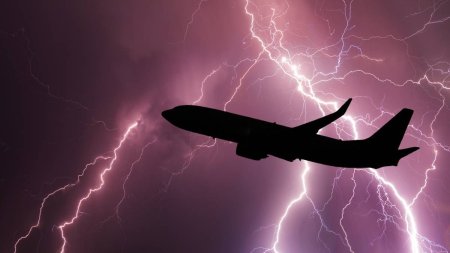 Trei stewardese au ajuns la spital dupa turbulentele cursei Wizz Air pe ruta Hamburg-Bucuresti