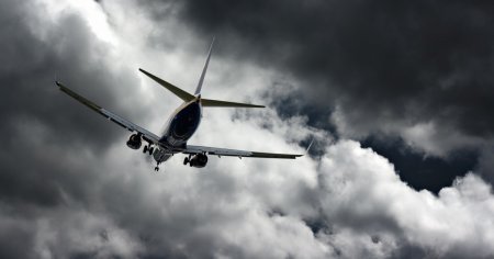 Trei stewardese de pe o cursa Wizzair Hamburg-Bucuresti au fost ranite din cauza turbulentelor puternice