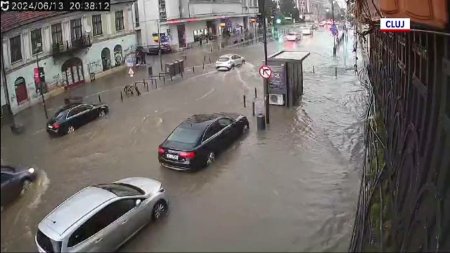 Ploile abundente au facut prapad in mai multe regiuni din tara. Tavanul unui mall din Cluj a cedat din cauza <span style='background:#EDF514'>POTOP</span>ului