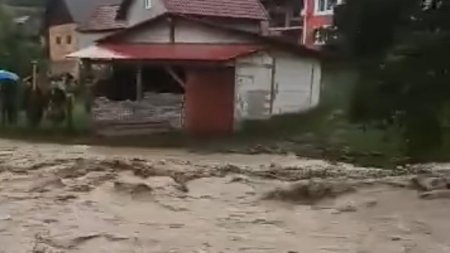 Drum luat de ape in Bistrita-Nasaud. 20 de gospodarii sunt izolate