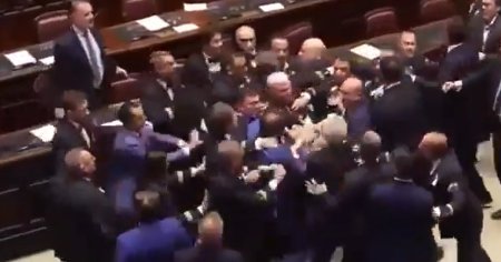 <span style='background:#EDF514'>INCAIERARE</span> in Parlamentul italian. Legea care a incins spiritele  VIDEO