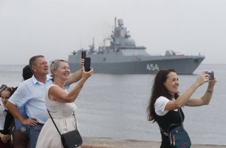 Flota rusa a acostat la Havana. Sute de cubanezi au vizitat o f<span style='background:#EDF514'>REGATA</span> a rusilor