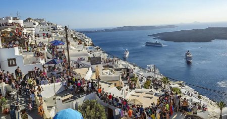 Accesul turistilor in cele mai populare insule grecesti ar putea fi restrictionat. Anuntul premierului elen