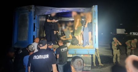 Zeci de barbati ucraineni care incercau sa treaca granita clandestin, arestati la frontiera cu Romania si Republica Moldova