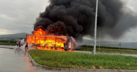 TIR in flacari, la iesirea de pe A1 spre Valea Oltului. Alte doua evenimente s-au produs la scurt timp VIDEO