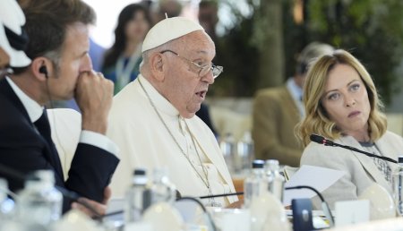 Papa Francisc si arta de a rade cu Dumnezeu: o lectie de umor si respect