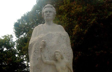 La Galati, prima statuie ridicata in memoria poetului national, Mihail Eminescu, in 1911