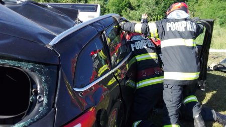 Un autocar plin cu elevi s-a ciocnit cu o masina pe DN 67, in Valcea. O persoana a murit