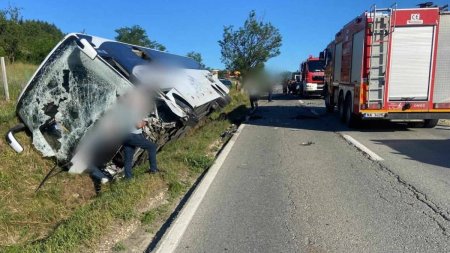 Plan Rosu de Interventie in Valcea. Un autocar plin cu copii a lovit frontal o masina. Soferul a murit, mai multi copii sunt raniti