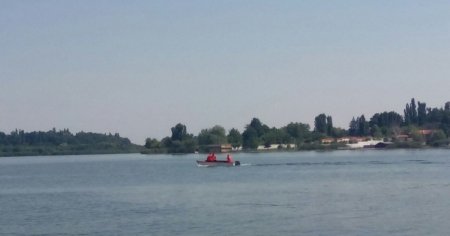 Un tanar de 23 de ani a pierit inecat in lacul Snagov. Cadavrul a fost scos la suprafata cu ajutorul scafandrilor
