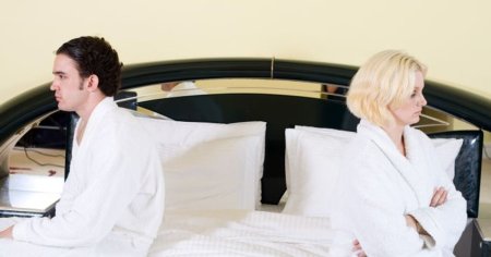 Explicatiile unui psiholog privind riscurile dormitului in paturi separate in cuplu