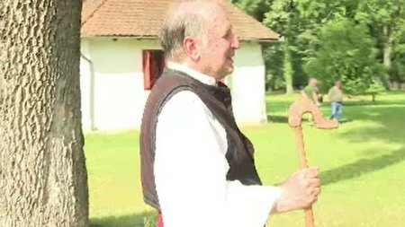 Cum arata costumul popular vechi de 180 de ani. Un barbat l-a purtat la Festivalul Etniilor din Timisoara