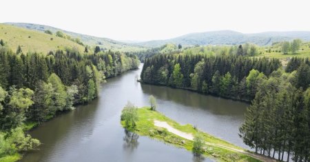Lacul secret si spectaculos din Romania care ar trebui sa fie pe lista fiecarui calator. Unde este acesta ascuns si de ce este atat de special