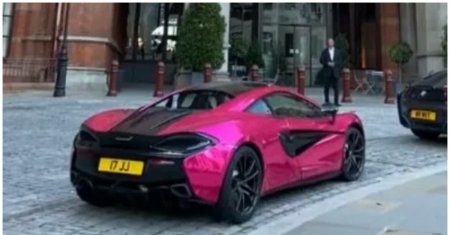 Adevarul despre masina luxoasa de culoare roz, parcata de ani buni in fata unui hotel. De ce nu a fost mutata niciodata din parcare