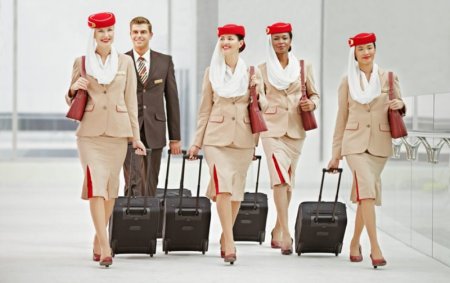 Emirates recruteaza 5.000 de insotitori de bord: Salariu atractiv si beneficii generoase