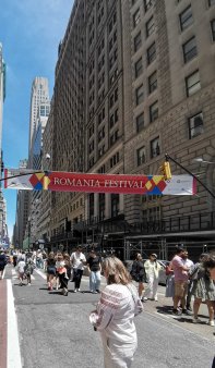 Cum arata dorul de casa? In inima New York-ului, mii de romani din America s-au strans la festivalul Romanian day on Broadway, dedicat traditiilor romanesti. GALERIE FOTO