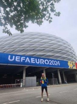 Un suporter a <span style='background:#EDF514'>ALERGAT</span> 1.400 kilometri de la Bucuresti la München, pentru primul meci al Romaniei