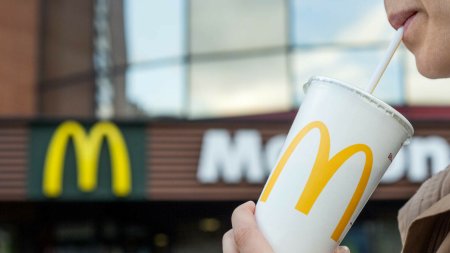 Restaurant McDonald's, amendat de Protectia Consumatorilor pentru igiena deficitara. Activitatea a fost suspendata