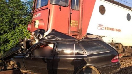 Un tanar de 19 ani a murit dupa ce masina sa a fost lovita de tren, in Suceava