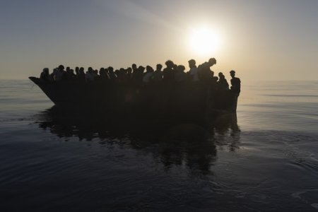 Doua ambarcatiuni s-au scufundat in apropierea coastelor Italiei. Peste 60 de oameni au disparut