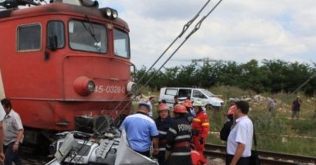 O masina a fost <span style='background:#EDF514'>IZBIT</span>a de un tren si prinsa sub locomotiva, in Suceava. Soferul a murit