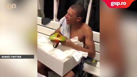 Mbappe primeste cadou masca pe care trebuie sa o poarte la Euro 2024