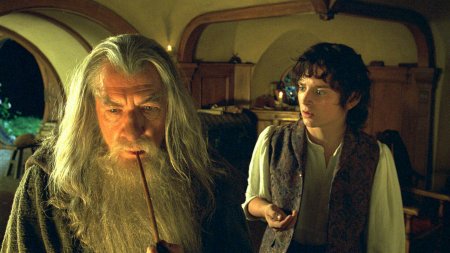 Ian McKellen, Gandalf din <span style='background:#EDF514'>STAPANUL INELELOR</span>, a ajuns la spital dupa ce a cazut de pe scena. Actorul are 85 de ani