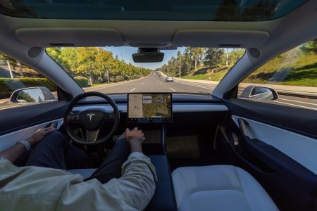 Un sofer de Tesla da vina pe Full Self-Driving pentru ca a lovit o masina de politie. Ce facea acesta la volan?