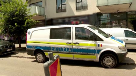 Un barbat din Cluj a fost atacat in casa de doi indivizi mascati care voiau sa ii fure <span style='background:#EDF514'>PORTOFEL</span>ul virtual cu criptomonede