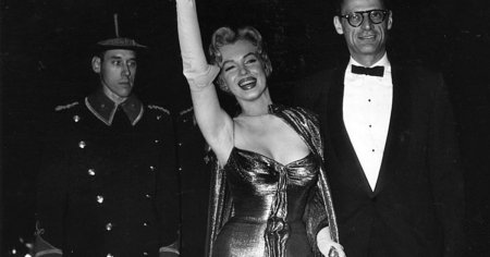 19 iunie: ziua in care actrita Marilyn Monroe si <span style='background:#EDF514'>SCRIITORUL</span> Arthur Miller s-au casatorit