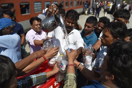 Cea mai calduroasa noapte din ultimii sase ani in India: 33,8°C. Cinci morti la New Delhi