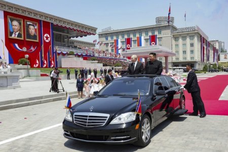 Vladimir Putin, primit cu pompa la Phenian: mii de nord-coreeni, inclusiv copii, au pus in scena un spectacol pentru dictatorul rus