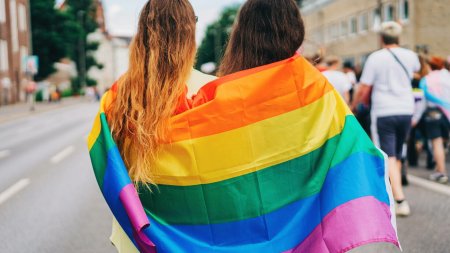 Romanii sunt mai deschisi fata de comunitatea LGBT si cred ca toate familiile ar trebui protejate - sondaj