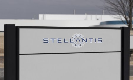 Stellantis a rechemat 1,16 milioane de vehicule din cauza unei probleme cu camera retrovizoare
