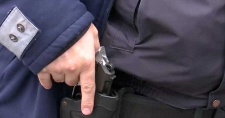 Un politist din Baile Herculane s-a impuscat <span style='background:#EDF514'>ACCIDENTAL</span>, cu propria arma, in timp ce se afla la serviciu