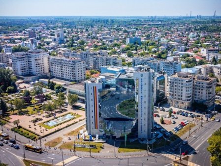 O femeie a incercat sa dea foc Primariei Ploiesti