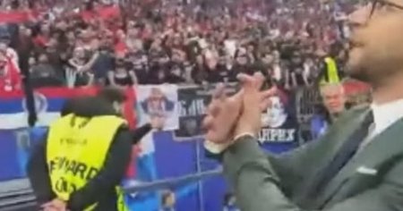 Un jurnalist albanez a ramas fara acreditare dupa ce i-a provocat pe fanii sarbi. Ce gest a atras atentia UEFA VIDEO