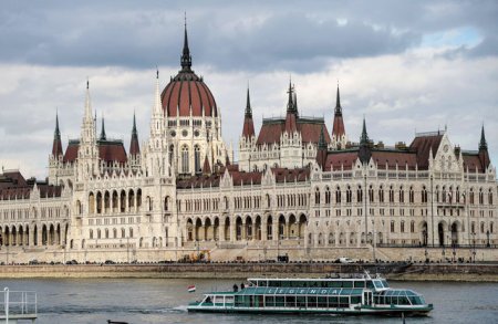 Ungaria intra intr-o noua era a politicii monetare, cu reduceri mici de dobanzi sau chiar pauza, iar Cehia se gandeste sa incetineasca ieftinirea <span style='background:#EDF514'>CREDITUL</span>ui. Polonia nu da semnale clare
