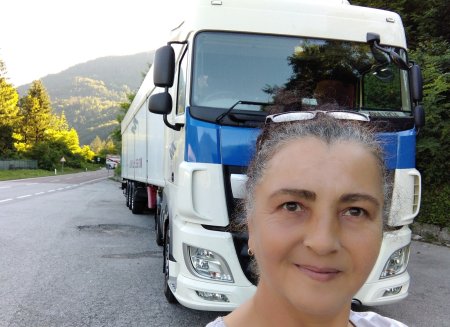 INTERVIU <span style='background:#EDF514'>ADRIANA</span> Muresan, soferita de TIR care salveaza romanii ajunsi in situatii disperate: Sunt momiti pe TikTok si Facebook cu locuri de munca si apoi ajung sclavi