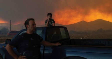 Canicula si zeci de incendii in Grecia, inclusiv langa Atena. Un nou foc izbucneste la fiecare 10 minute