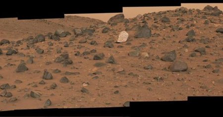 NASA a observat pe Marte un bolovan de o culoare neobisnuit de deschisa, care ar putea dezvalui indicii despre trecutul <span style='background:#EDF514'>PLANETEI</span>