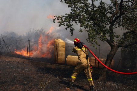 Doua localitati din Grecia au fost evacuate din calea unui incendiu de vegetatie izbucnit in apropiere de Atena