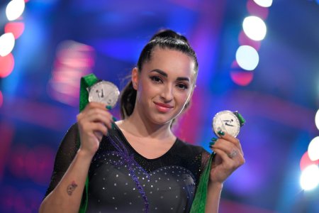 <span style='background:#EDF514'>LARISA IORDACHE</span> la Splash! Vedete la apa: Mi-am dorit sa-mi arat mie, inca o data, ca sunt capabila sa fac lucruri de care imi e teama