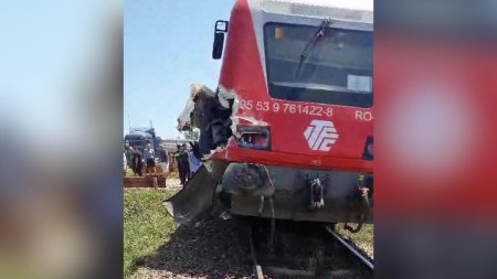 <span style='background:#EDF514'>ACCIDENT FEROVIAR</span> in Tuzla, dupa ce un tren cu 40 de calatori a lovit un camion incarcat cu piatra. Nimeni nu a fost ranit 
