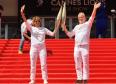 Actrita americana <span style='background:#EDF514'>HALLE</span> Berry a purtat flacara olimpica, pe care a preluat-o pe covorul rosu de la Cannes | VIDEO
