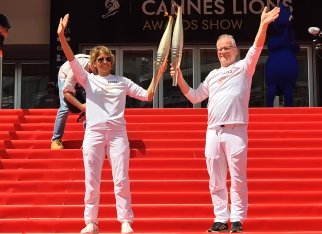 Actrita americana <span style='background:#EDF514'>HALLE BERRY</span> a purtat flacara olimpica, pe care a preluat-o pe covorul rosu de la Cannes | VIDEO