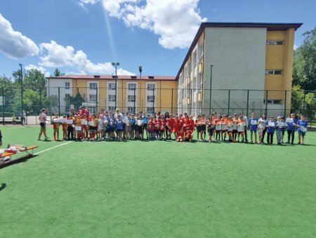 Cum incearca directorul unei scoli din Iasi sa rezolve problema lipsei spatiului.  Avem un studiu de fezabilitate aprobat de primarie si incercam sa construim un corp nou de scoala. Spatiu exista, dar nu este nimic concret, primaria inca analizeaza.