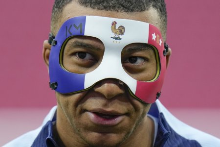 EURO 2024 | Deghizarea anului. Mbappé, care si-a spart nasul cu Austria, si-a prezentat masca in culorile <span style='background:#EDF514'>STEAGUL</span>ui francez