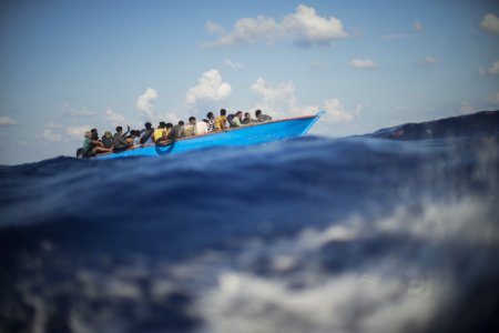 Paza de coasta din Italia a recuperat inca 12 cadavre de migranti dupa ce o barca s-a scufundat