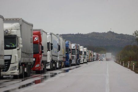 Infotrafic: Restrictii de tonaj pe drumuri din mai multe judete din cauza caniculei